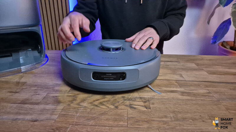 Der Narwal Freo Z10 Ultra und seine LIDAR Laserturm Navigation sind zu sehen.